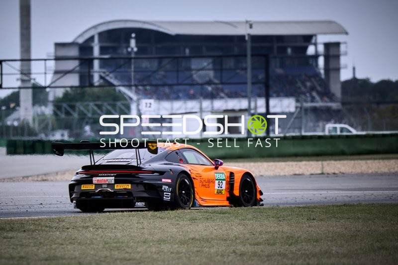 Rennfahrzeug auf der Rennstrecke