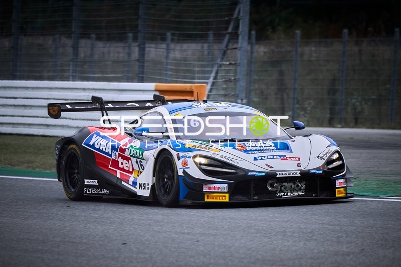 Rennfahrzeug beim Freitagstraining