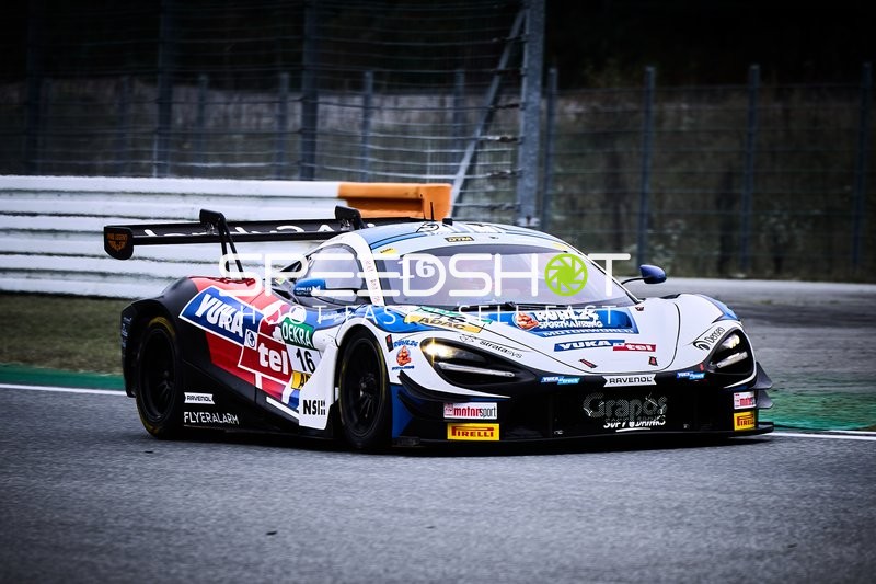 DTM Fahrzeug auf der Rennstrecke