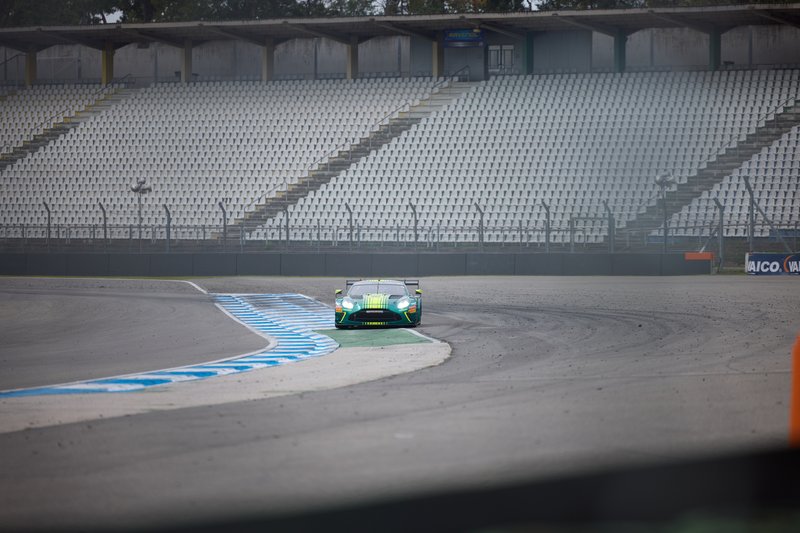 Rennfahrzeug auf der Rennstrecke