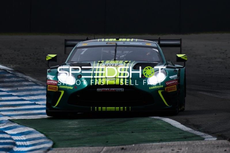 Rennfahrzeug auf der Rennstrecke