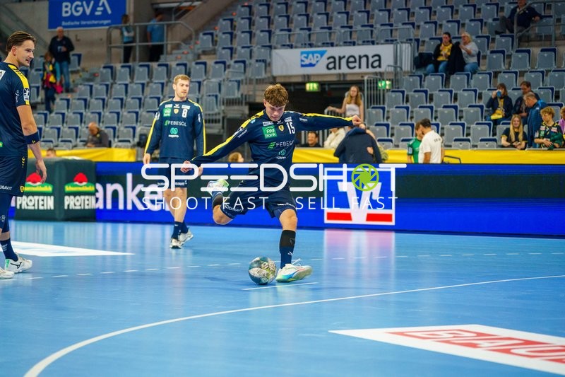 David More (15; Rhein Neckar Löwen) positioniert sich