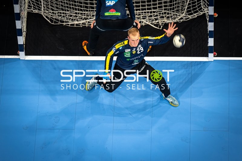 David Späth (29; Rhein Neckar Löwen) pariert im Tor