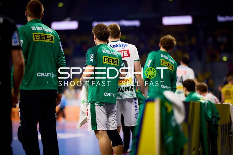 Spieler am Spielfeldrand und auf der Bank