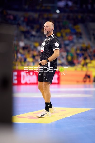 Schiedsrichter trifft Entscheidung