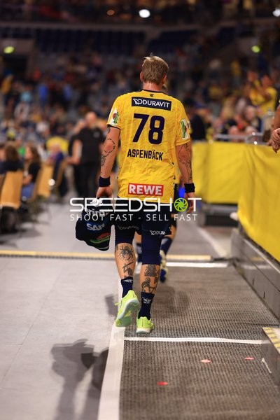 Edwin Aspenbäck (78; Rhein Neckar Löwen) am Spielfeldrand