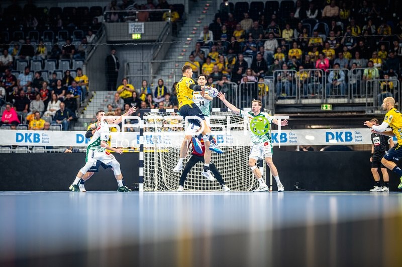 Jannik Kohlbacher (80; Rhein Neckar Löwen) im Sprungwurf