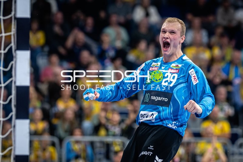 David Späth (29; Rhein Neckar Löwen) jubelt nach Parade