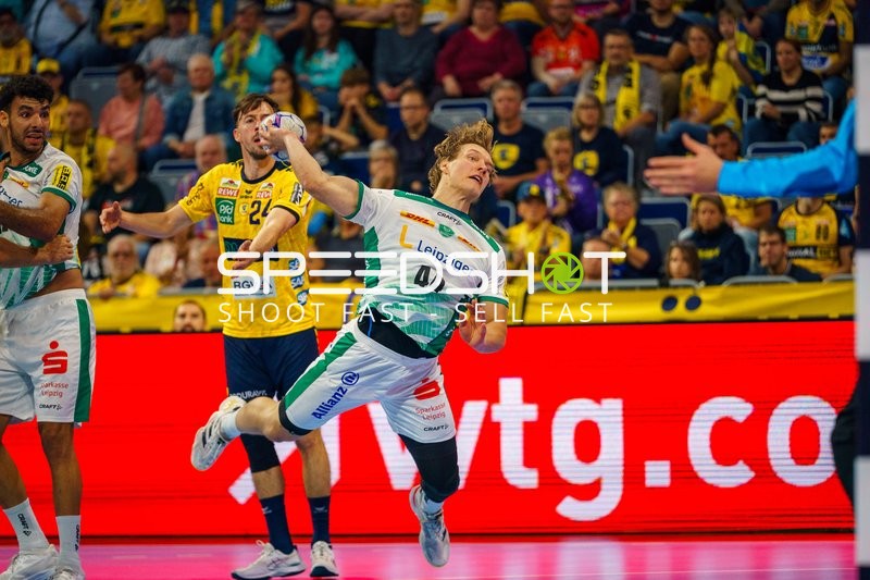 1. Handball-Bundesliga: Patrick Groetzki (24; Rhein Neckar Löwen) gegen Blaer Hinriksson (44; SC DHfK Leipzig)