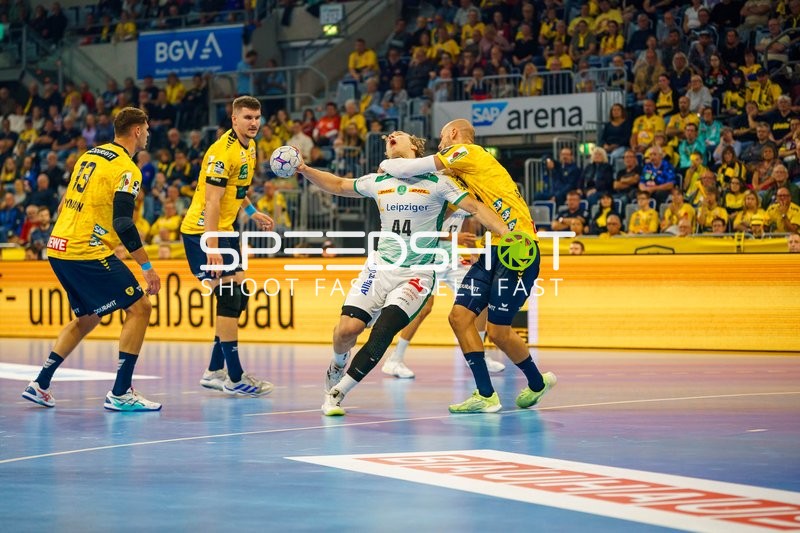 Halil Jaganjac (45; Rhein Neckar Löwen) verteidigt gegen Blaer Hinriksson (44; SC DHfK Leipzig)