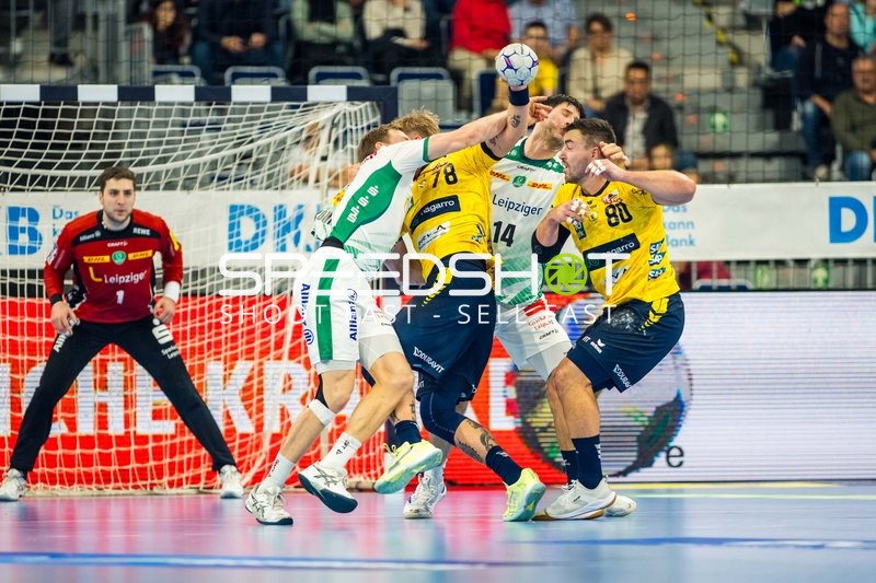 Domenico Ebner (1; SC DHfK Leipzig) und Edwin Aspenbäck (78; Rhein Neckar Löwen) im Zweikampf