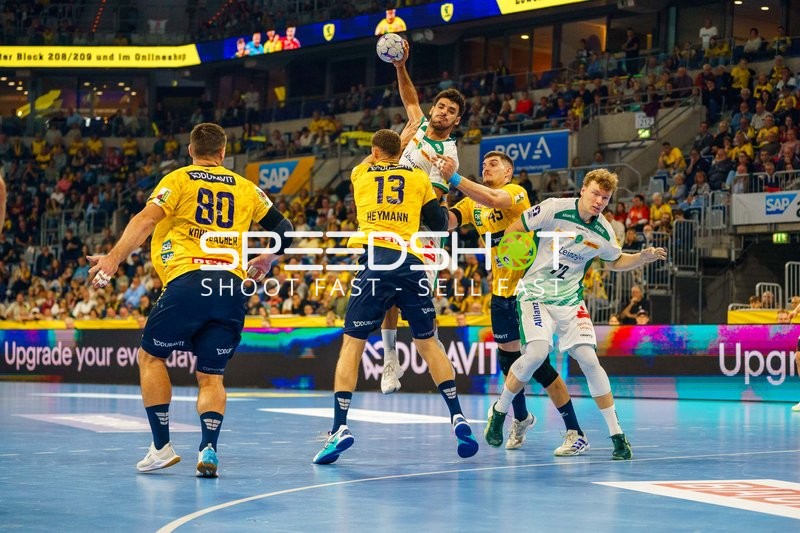 Matej Klima (13; SC DHfK Leipzig) wirft gegen Verteidigung