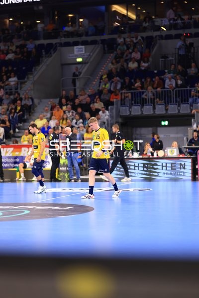 Haukur Thrastarson (25; Rhein Neckar Löwen) und Dani Baijens (77; Rhein Neckar Löwen) positionieren sich