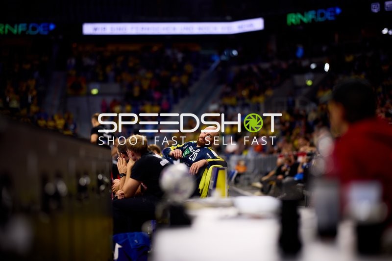 Mike Jensen (20; Rhein Neckar Löwen) entspannt auf der Bank