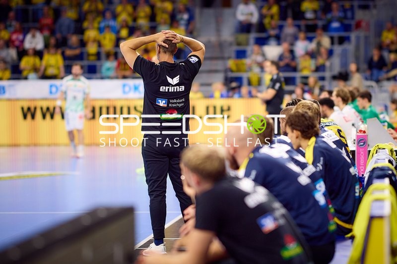 Trainer und Team auf der Bank