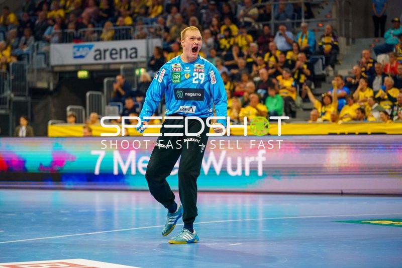 David Späth (29; Rhein Neckar Löwen) jubelt nach Parade