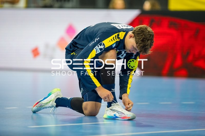 Spieler bindet Schnürsenkel