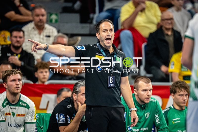 Raul Alonso (Trainer; SC DHfK Leipzig) gibt Anweisungen