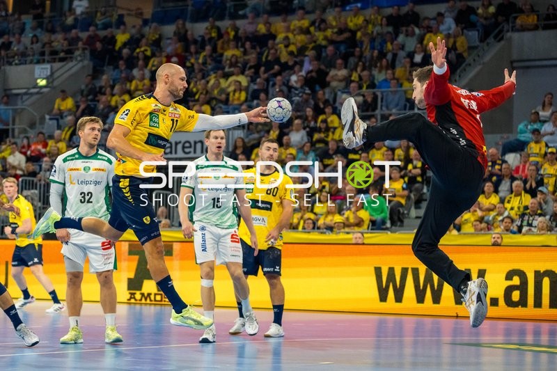 1. Handball-Bundesliga: Lukas Sandell (11; Rhein Neckar Löwen) passt den Ball