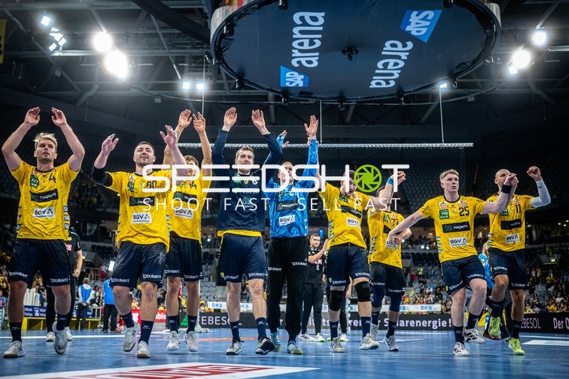 Rhein Neckar Löwen jubeln gemeinsam