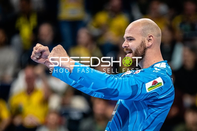 Mike Jensen (20; Rhein Neckar Löwen) steht bereit im Tor