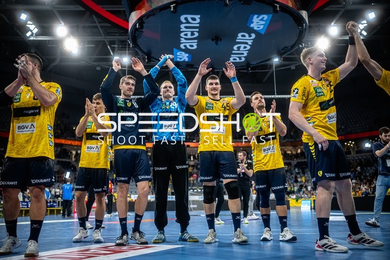 RNL Spieler applaudieren