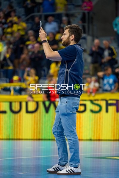 Kevin Sandomir (99; Rhein Neckar Löwen) nutzt Smartphone