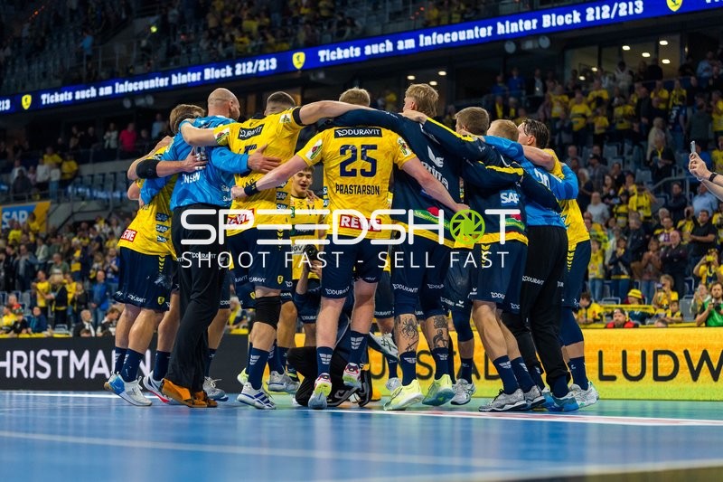 Gino Steenaerts (14; Rhein Neckar Löwen) jubelt mit Team