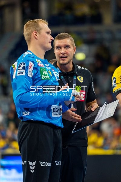 Michel Abt (Co-Trainer; Rhein Neckar Löwen) und David Späth (29; Rhein Neckar Löwen) im Gespräch