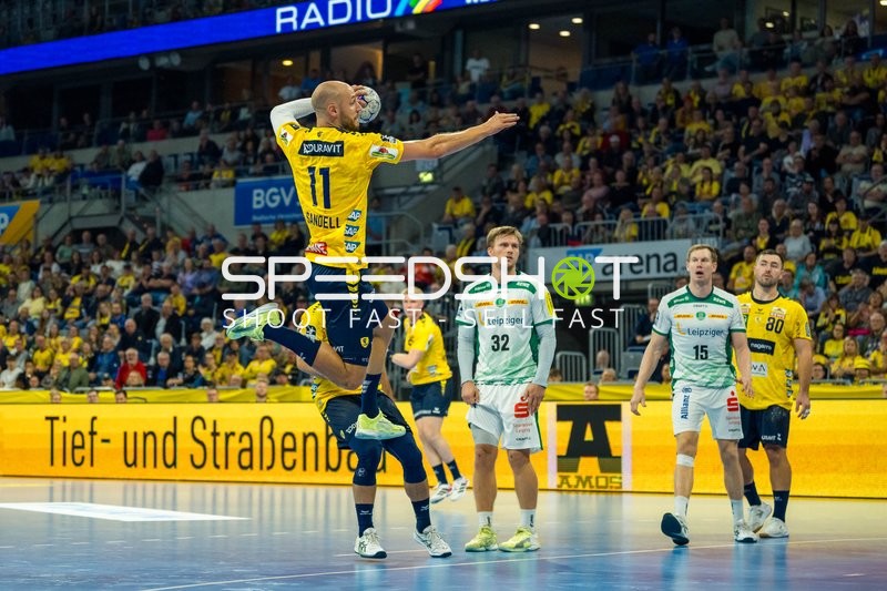 1. Handball-Bundesliga: Lukas Sandell (11; Rhein Neckar Löwen) wirft aufs Tor