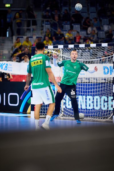 Torwart des SC DHfK Leipzig im Einsatz vor dem Tor