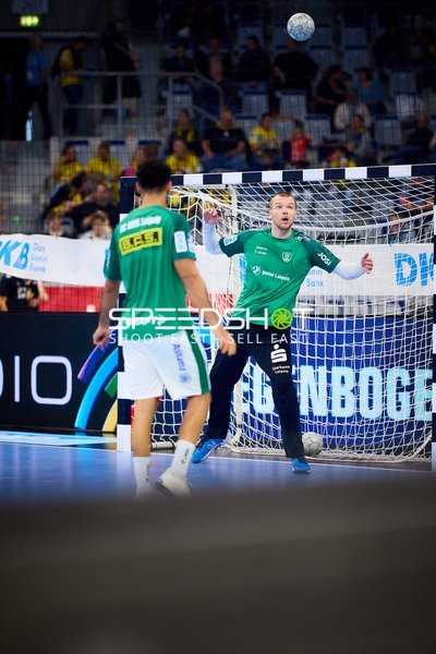 Torwart Tomas Mrkva (16; SC DHfK Leipzig) hält den Ball