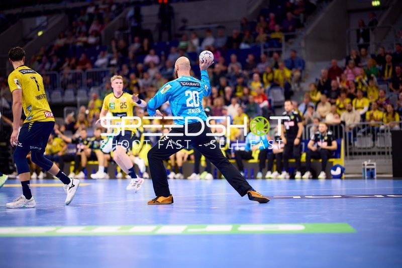 Torwart von Team 45 bereitet Wurf vor