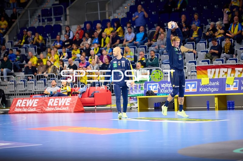 Spieler in Trainingsanzügen auf dem Spielfeld in der SAP-Arena