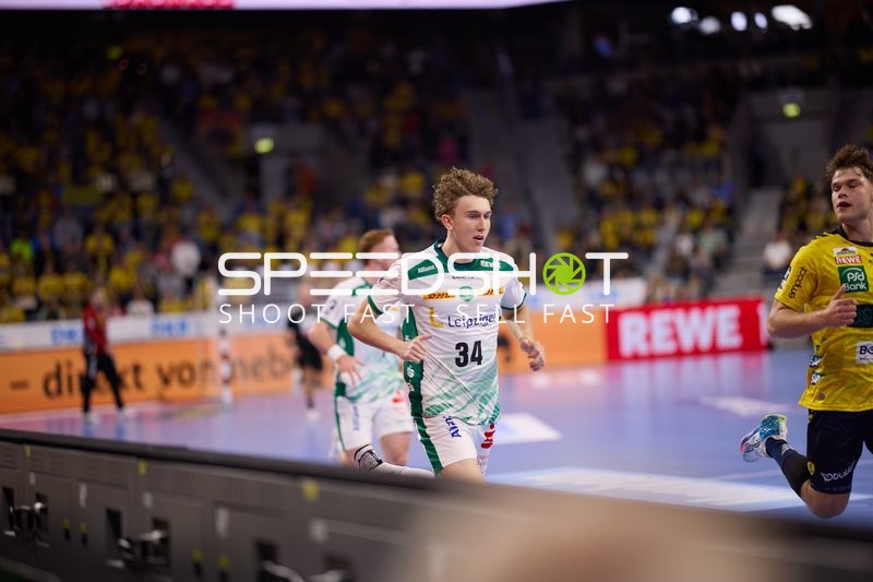 Anton Voß (34; SC DHfK Leipzig) und ein Spieler von Rhein Neckar Löwen in Aktion