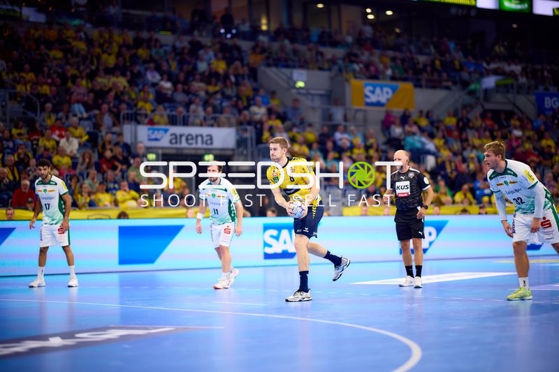 1. Handball-Bundesliga: Tim Nothdurft (8; Rhein Neckar Löwen) gegen Ahmed Khairy (17; SC DHfK Leipzig) und Team