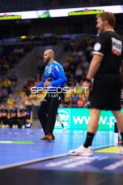 Torwart Mike Jensen (20; Rhein Neckar Löwen) steht bereit