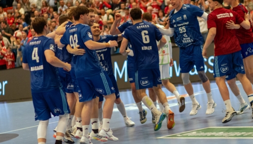 Casper Ulrich Mortensen (#6; HSV Hamburg) jubelt mit dem Team