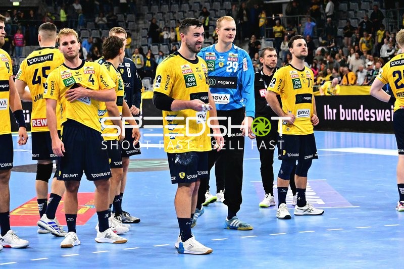 Rhein Neckar Löwen Spieler und Torwart auf dem Spielfeld