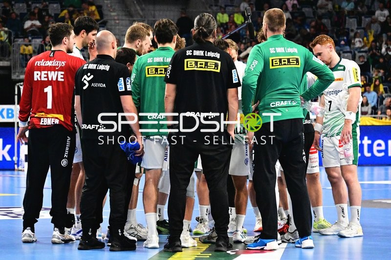 SC DHfK Leipzig Teamkreis in der Spielfeldmitte