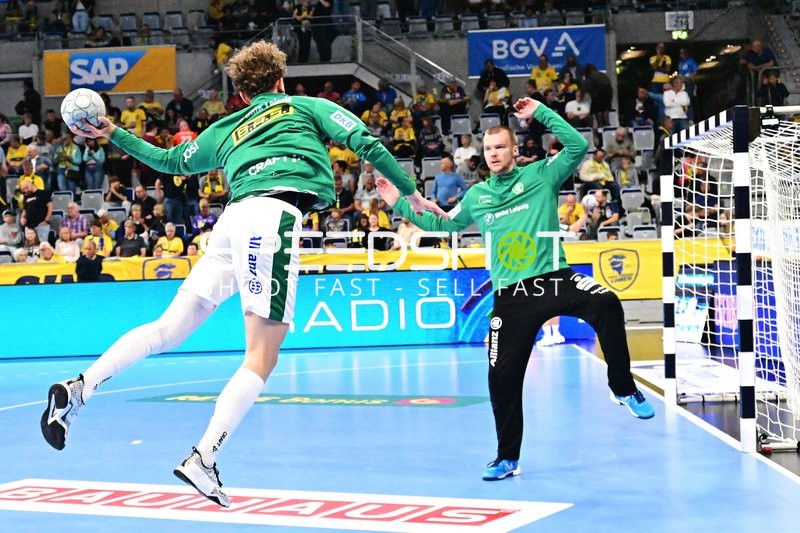 Tomas Mrkva bereitet sich auf eine Parade vor