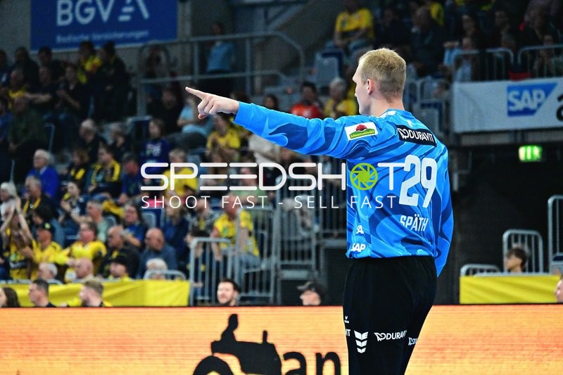 David Späth (29; Rhein Neckar Löwen) zeigt Anweisung