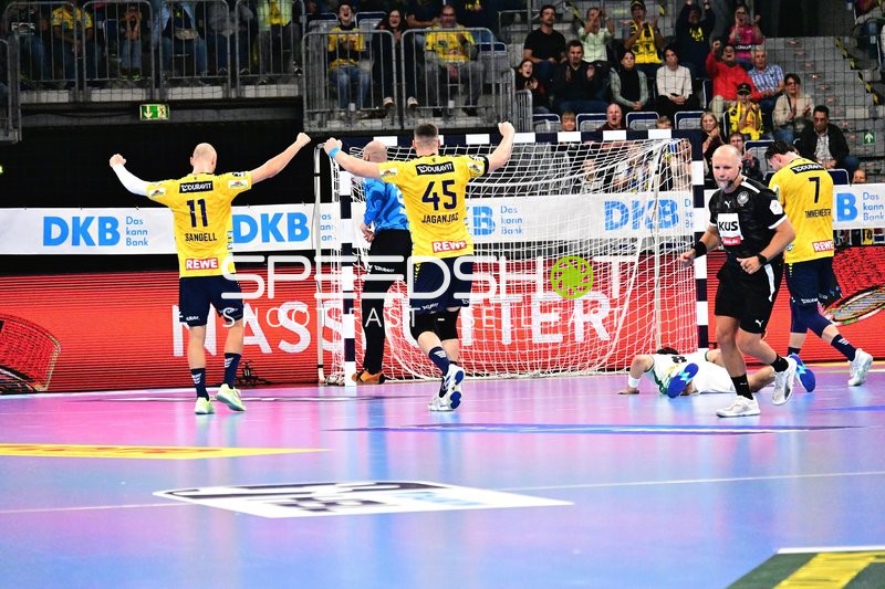 Lukas Sandell (11; Rhein Neckar Löwen), Halil Jaganjac (45; Rhein Neckar Löwen) und Robert Timmermeister (7; Rhein Neckar Löwen) jubeln