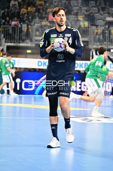 Patrick Groetzki mit Ball in der Spielfeldmitte