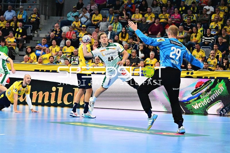 Blaer Hinriksson (44; SC DHfK Leipzig) wirft aufs Tor