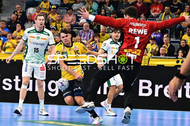 David More (15; Rhein Neckar Löwen) wirft aufs Tor