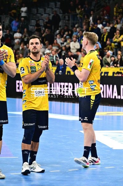 Rhein-Neckar Löwen Spieler klatschen sich ab