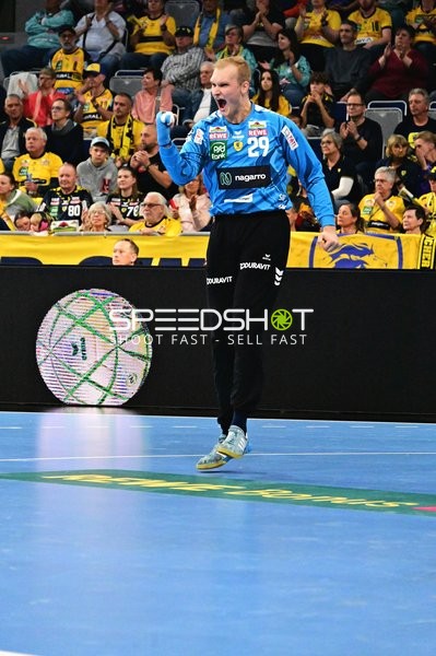David Späth (29; Rhein Neckar Löwen) jubelt nach Parade