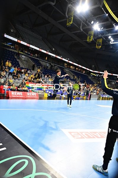 Handballspieler auf dem Spielfeld in der SAP Arena