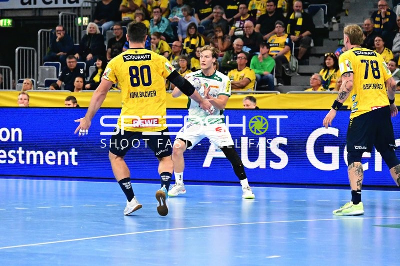Blaer Hinriksson (44; SC DHfK Leipzig) mit Ball vor Jannik Kohlbacher (80; Rhein Neckar Löwen) und Edwin Aspenbäck (78; Rhein Neckar Löwen)